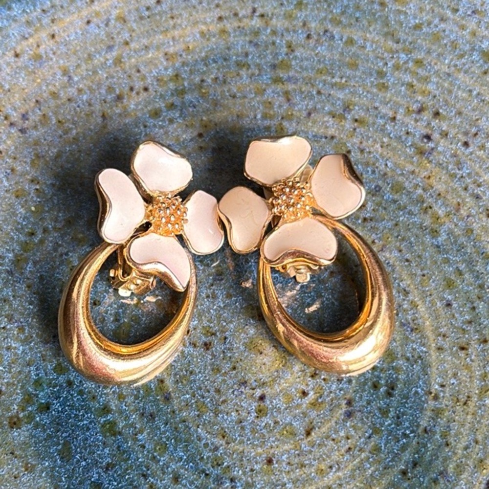 Vintage Gold tone and Cream Floral enamel Earrings. They are gorgeous! Clip on